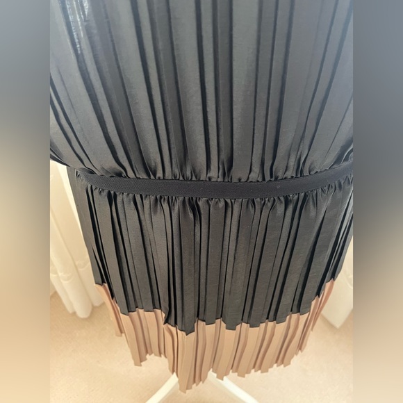 BCBG MaxAzria Classic Dress, gold & black, with pleats. Size S (6) - Picture 3 of 4